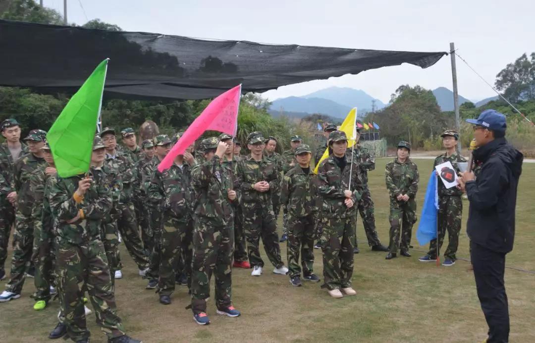 全員團隊換上軍裝后的活動(dòng)現場(chǎng)