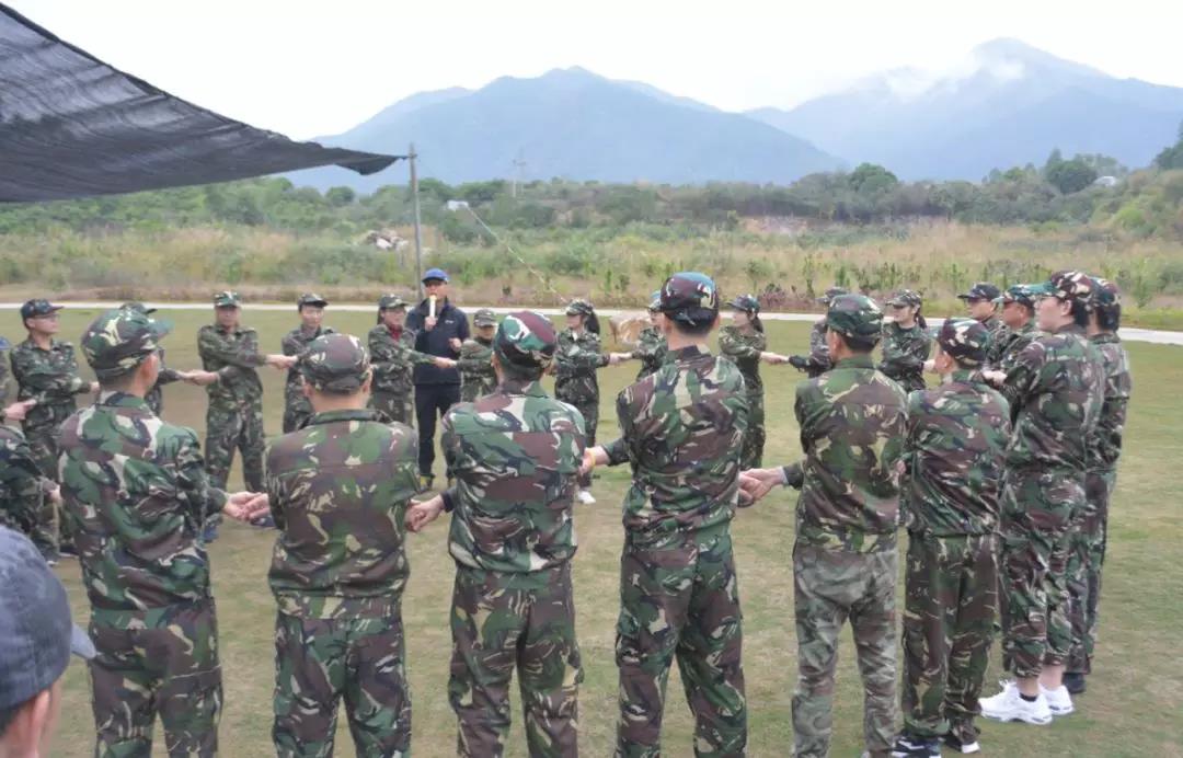 全員團隊換上軍裝后的活動(dòng)現場(chǎng)